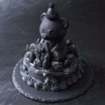 「BLVCK PARIS」より販売する「王冠ショートケーキ＆テディベアケーキ タワーセット」税込み6,696円（別途送料）