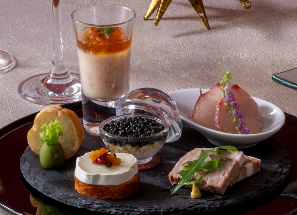 「クリスマスハイティー」税込み13,500円から（サービス料含む）