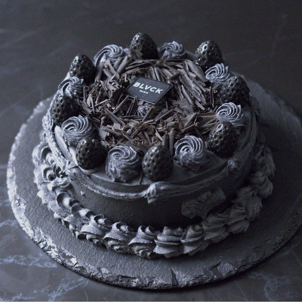 「ブラックパリ」の「CROWN SHORT CAKE」税込み4,320円（送料別・冷凍便）