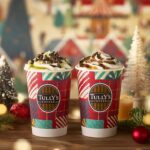 左から「タリーズドバイチョコレートラテ」トールサイズ・税込み695円、「&TEA ラムレーズンロイヤルミルクティー」トールサイズ・税込み695円