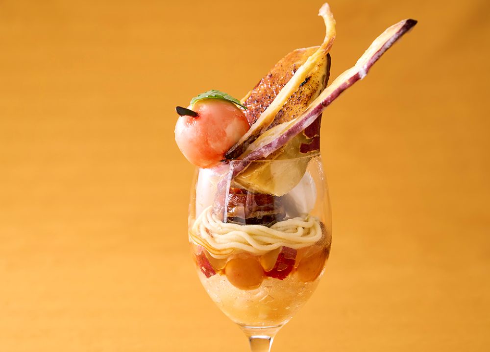 「焼き芋とりんごのパフェ」単品・税込み2,530円、ドリンク付き・税込み3,036円(いずれもサービス料含む)