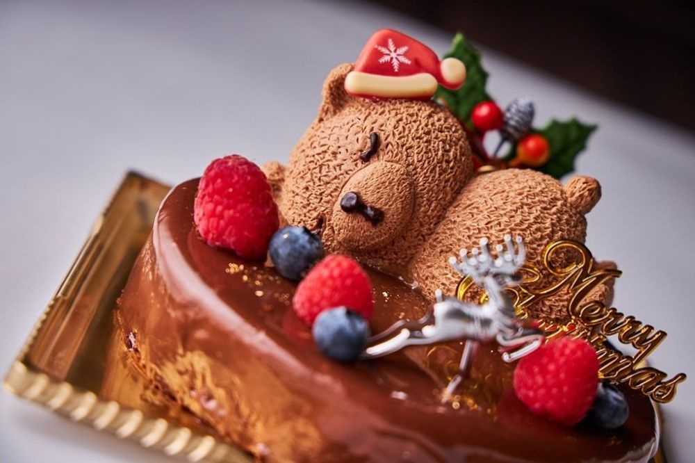 「ベリーズスイーツキッチン」より販売する「くまちゃんサンタのチョコレートムースケーキ」税込み7,200円（別途送料）