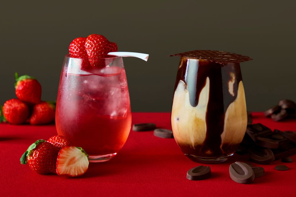 左からオプションメニューの「メロウ ストロベリー ソーダ（Mellow Strawberry Soda）」、「メルティ チョコ カフェ（Melty Choco Café）」イメージ