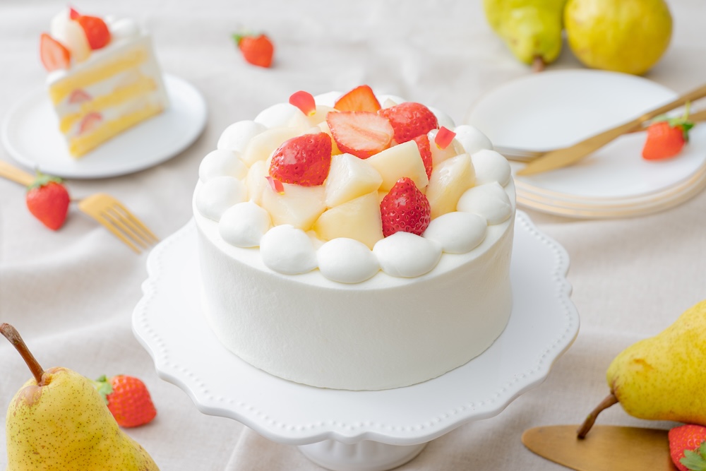 「苺とラ・フランスのデコレーションケーキ」税込み3,800円〜
