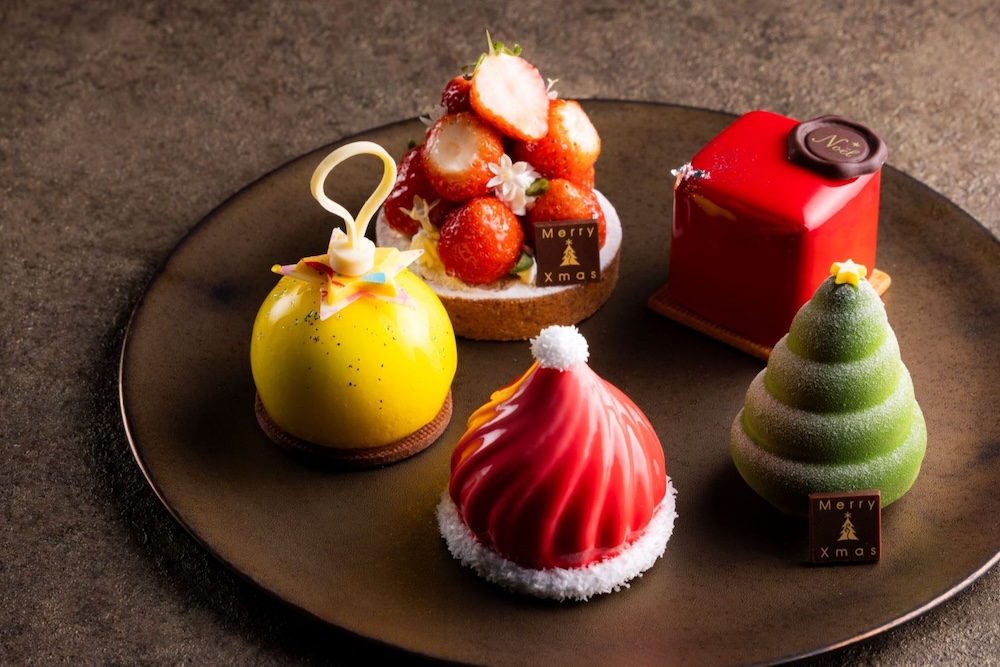 手前中央から時計回りに「サンタハット」税込み1,800円、「クリスマス・オーナメントボール」税込み1,800円、「ストロベリーフェスティブタルト」税込み2,000円、「クリスマス・レッドボックス」税込み1,800円、「クリスマスツリー」税込み1,800円