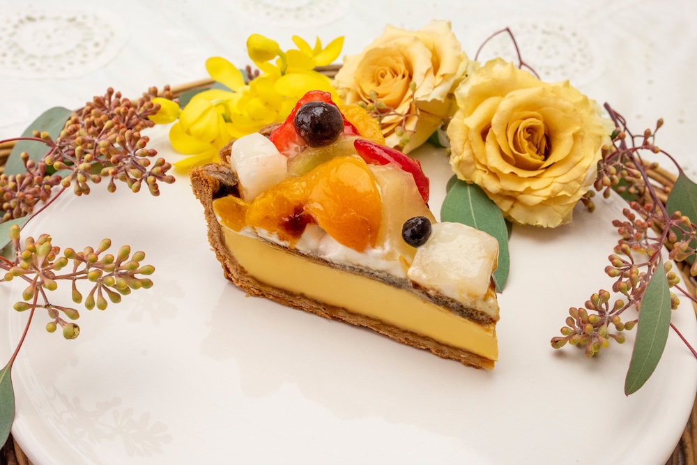 「冬のフルーツとカスタードプリンのタルト〜黒蜜風味〜」イメージ