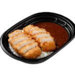 11月25日から販売される「盛りすぎ！カツカレー（中辛）」税込み697円