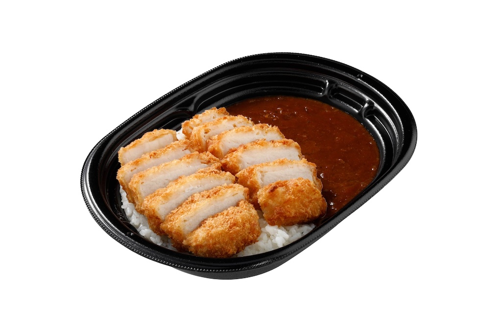 11月25日から販売される「盛りすぎ！カツカレー（中辛）」税込み697円