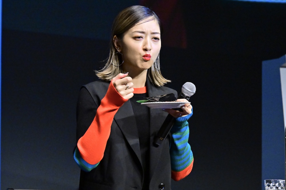 「接待の手土産セレクション 2025」発表会にて。特選品に舌鼓。