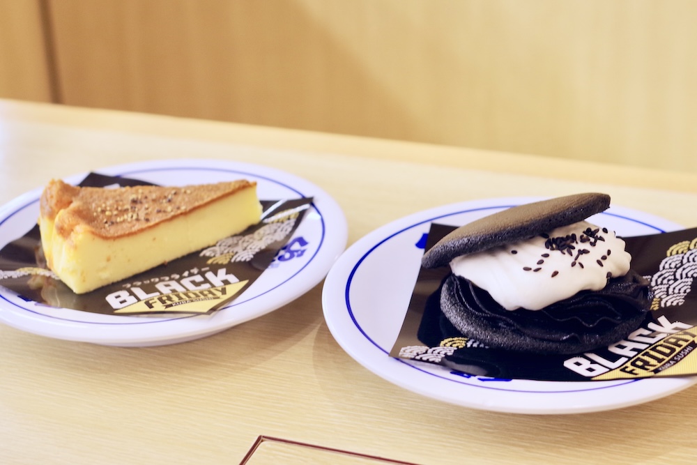 左から「ブラックペッパーバスクチーズケーキ」税込み330円、「黒ごま パンダどら焼き」税込み280円