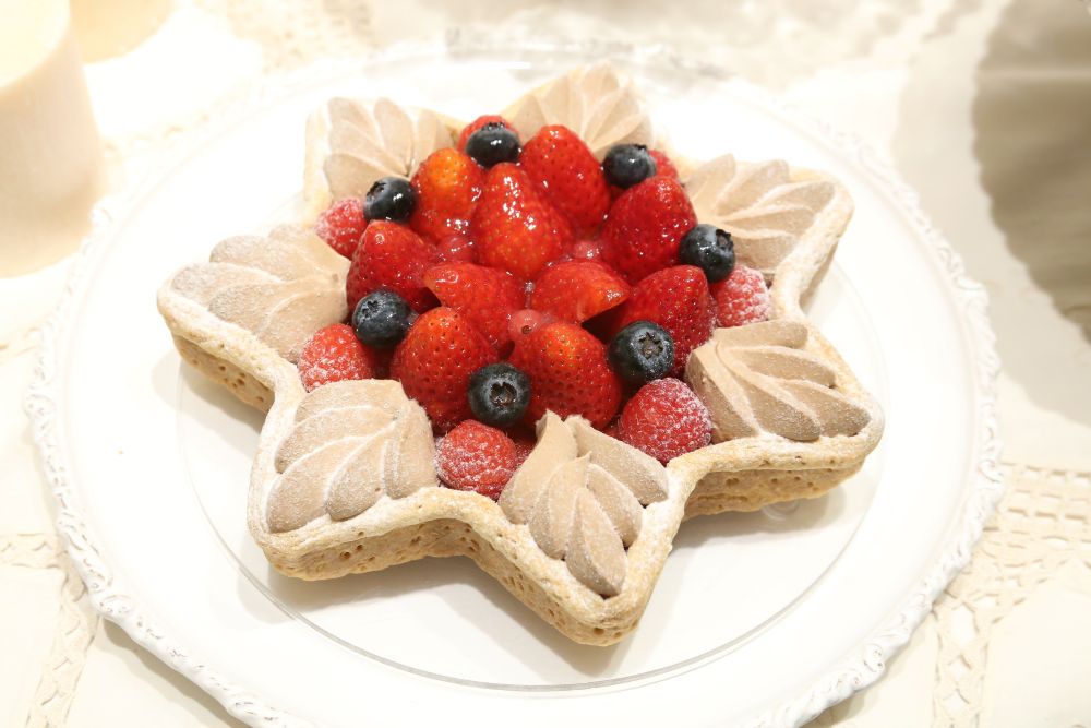 「星型 赤いフルーツとチョコレートクリームのタルト」税込み9,990円