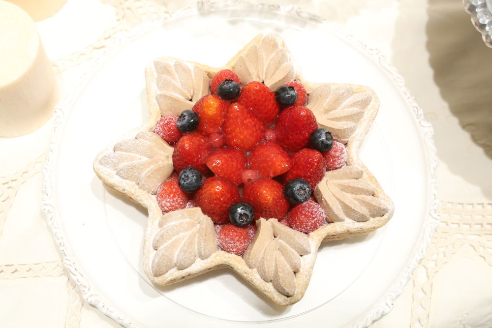 「星型 赤いフルーツとチョコレートクリームのタルト」税込み9,990円