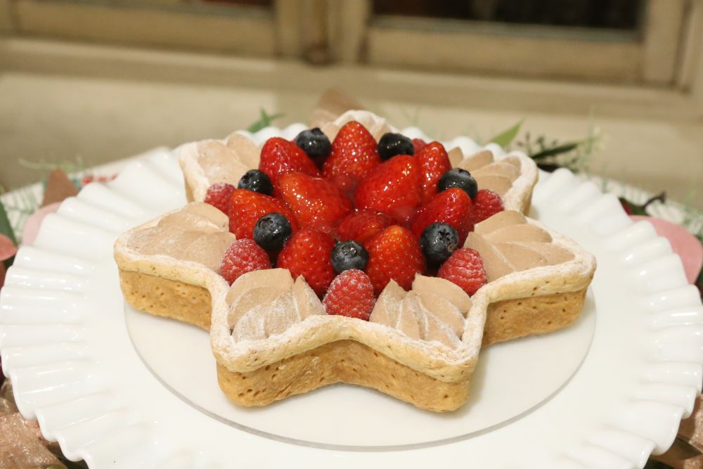 「星型 赤いフルーツとチョコレートクリームのタルト」税込み9,990円