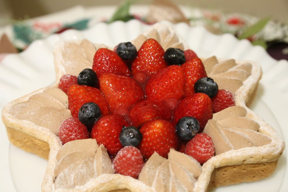 「星型 赤いフルーツとチョコレートクリームのタルト」税込み9,990円