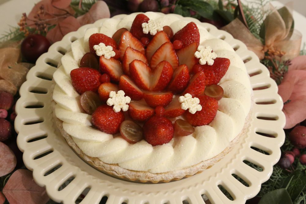 2サイズ展開の「ブルターニュ産”ル ガール”クリームチーズと赤いフルーツのタルト」税込み8,996円から