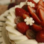 2サイズ展開の「ブルターニュ産”ル ガール”クリームチーズと赤いフルーツのタルト」税込み8,996円から