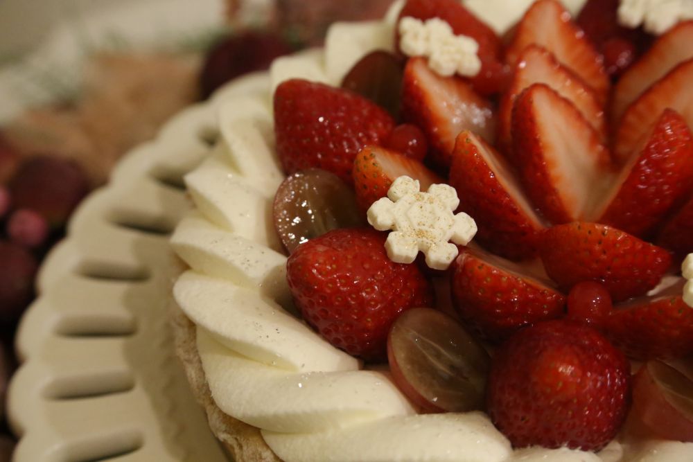 2サイズ展開の「ブルターニュ産”ル ガール”クリームチーズと赤いフルーツのタルト」税込み8,996円から