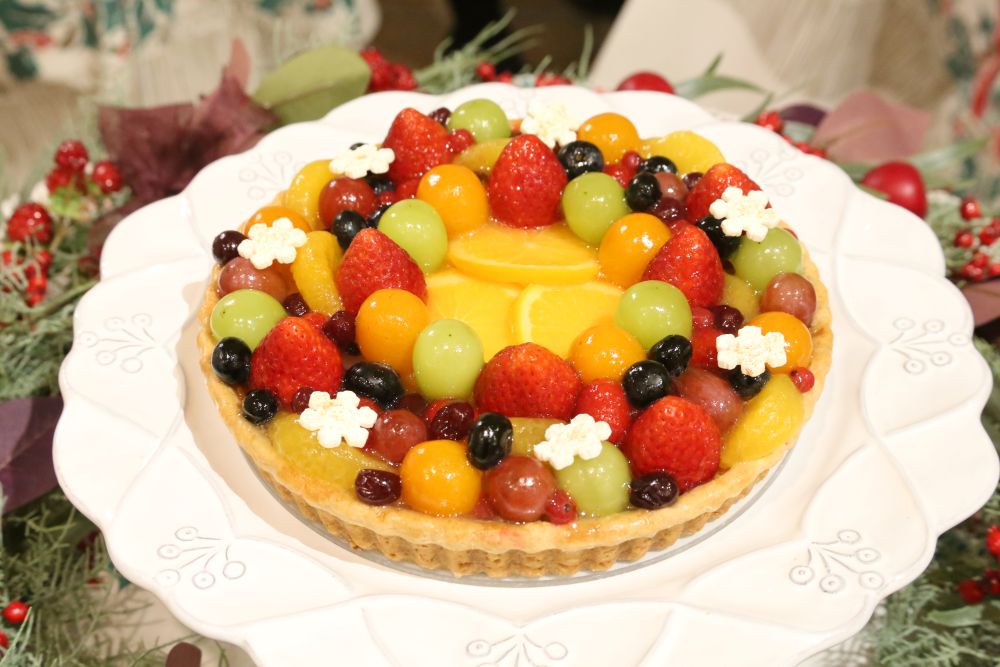 2サイズ展開の「色とりどりのフルーツリースタルト」税込み8,996円から