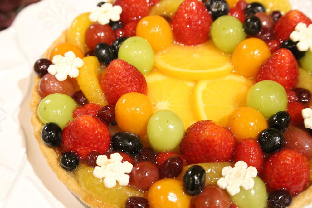 2サイズ展開の「色とりどりのフルーツリースタルト」税込み8,996円から