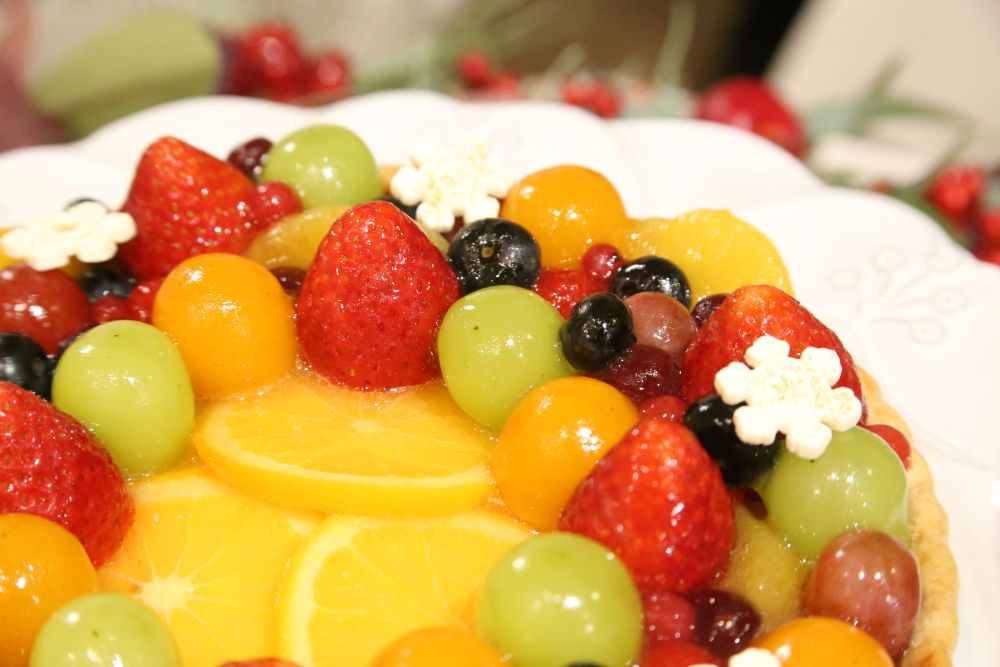 2サイズ展開の「色とりどりのフルーツリースタルト」税込み8,996円から