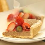 試食用の「星型 赤いフルーツとチョコレートクリームのタルト」イメージ