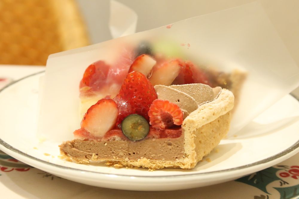 試食用の「星型 赤いフルーツとチョコレートクリームのタルト」イメージ