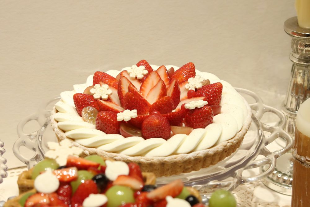 2サイズ展開の「ブルターニュ産”ル ガール”クリームチーズと赤いフルーツのタルト」税込み8,996円から