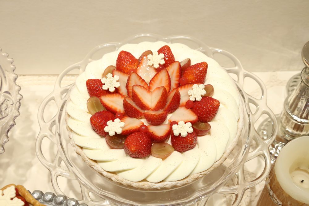 2サイズ展開の「ブルターニュ産”ル ガール”クリームチーズと赤いフルーツのタルト」税込み8,996円から