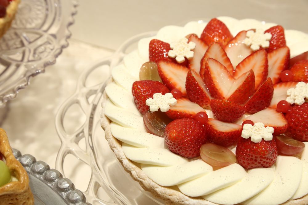 2サイズ展開の「ブルターニュ産”ル ガール”クリームチーズと赤いフルーツのタルト」税込み8,996円から