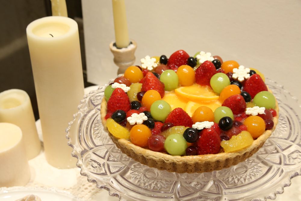 2サイズ展開の「色とりどりのフルーツリースタルト」税込み8,996円から