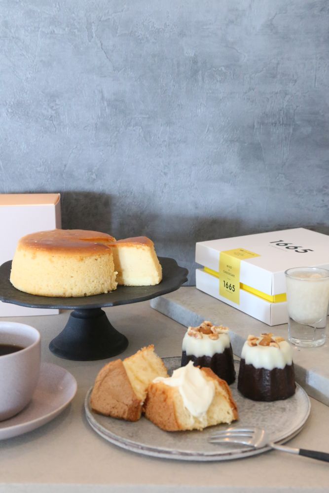 左から「味噌シフォンケーキ」税込み2,160円、「甘酒米粉入りカヌレ」4個入り・税込み2,592円（いずれも別途送料）