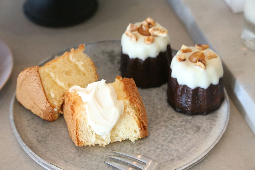 左から「味噌シフォンケーキ」税込み2,160円、「甘酒米粉入りカヌレ」4個入り・税込み2,592円（いずれも別途送料）