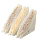 11月25日から販売される「盛りすぎ！ツナたまごサンド」税込み297円
