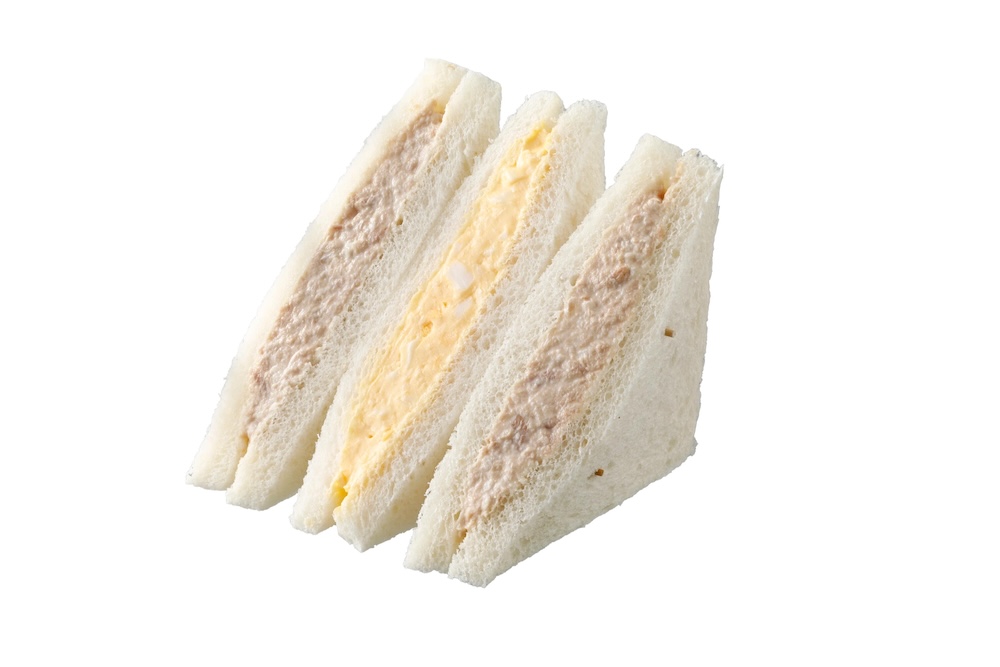 11月25日から販売される「盛りすぎ！ツナたまごサンド」税込み297円