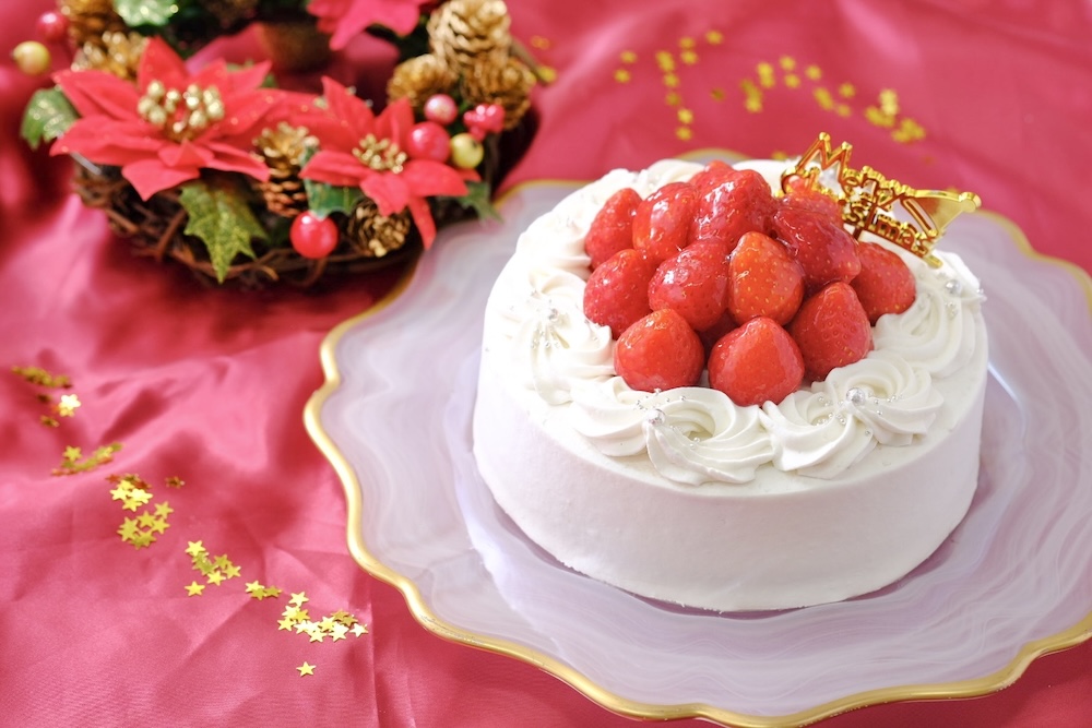 3サイズ展開される「クリスマス米粉のいちごデコレーションケーキ　グルテンフリー」4,999円〜（店頭引き渡し）