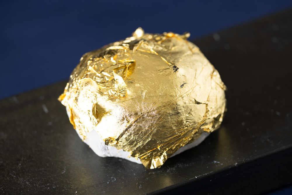 今年、史上最高値を更新した“金”にあやかって キラキラの金箔をまとった伝説の大福が7年ぶりに復活! 「ジャンボ金箔大福」