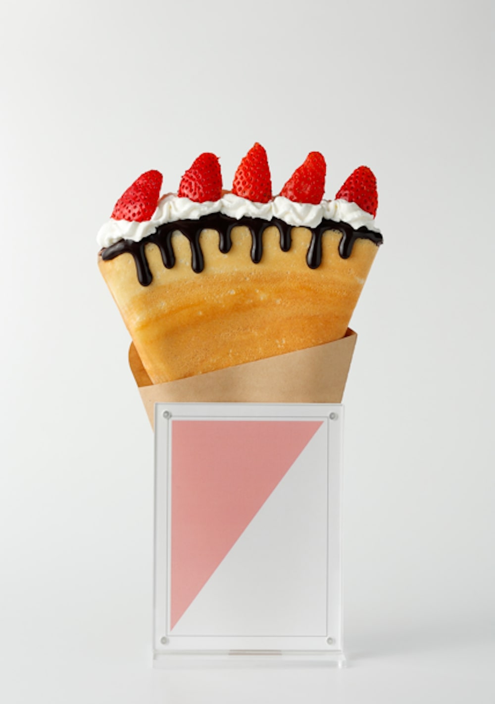 兵庫県神戸市の「名谷グーテ」で販売される「クリスピークレープ（いちご＆チョコ）」税込み880円