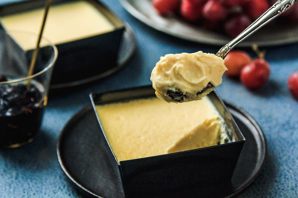 「ラムレーズンが芳醇に香る 大人のミニとろ生チーズケーキ」イメージ