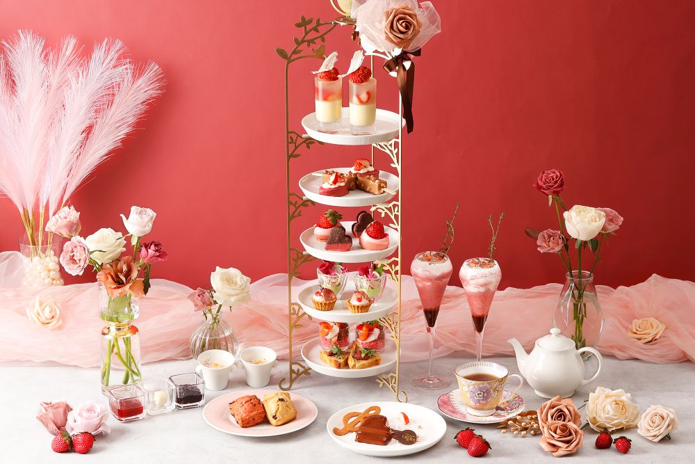 「ニューヨークラウンジ」にて販売する「ストロベリー＆ショコラアフタヌーンティー」税込み8,250円～（別途サービス料）