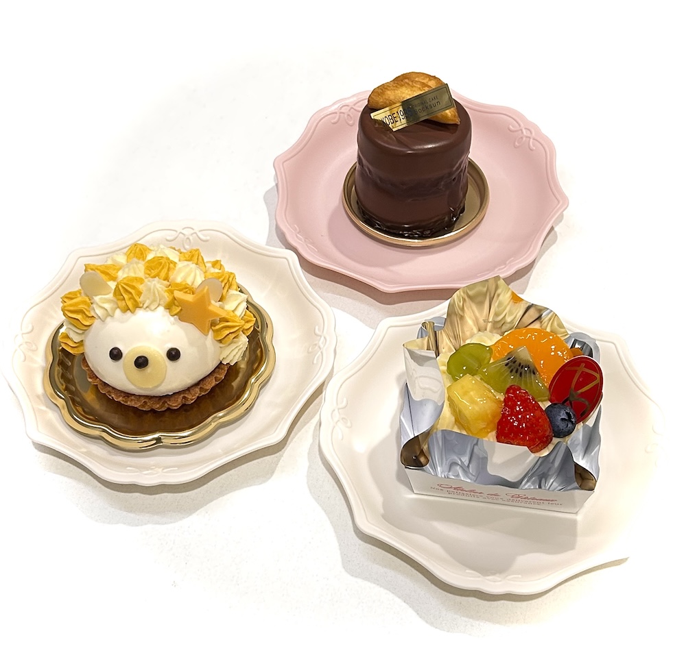 左から時計回りに「ハリネズミケーキ」、「芋すぎケーキ」、「パブロバ」