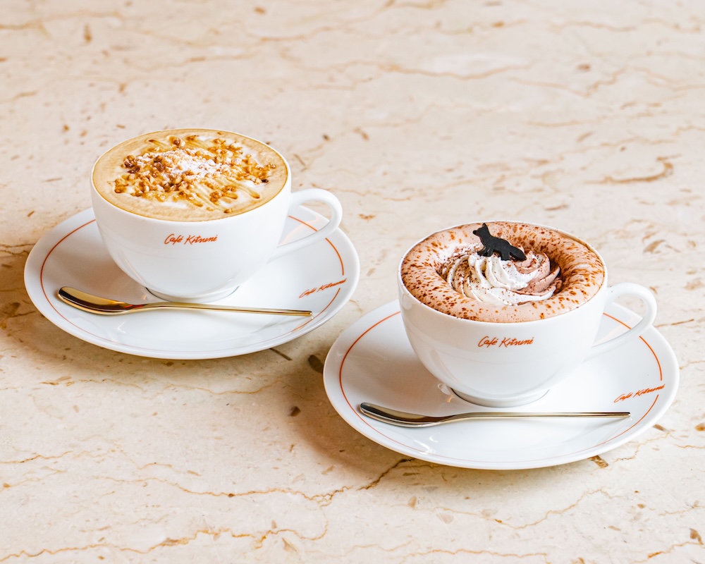 左から「キャラメルヘーゼルナッツラテ」税込み950円、「ホットチョコレート」税込み950円（各ドリンクは青山店、渋谷店、京都新風館店、大阪店、福岡店で展開）