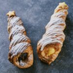 左から「チョココルネ～クリスマスver.～」、「カスタードコルネ～クリスマスver.～」各種・税込み390円