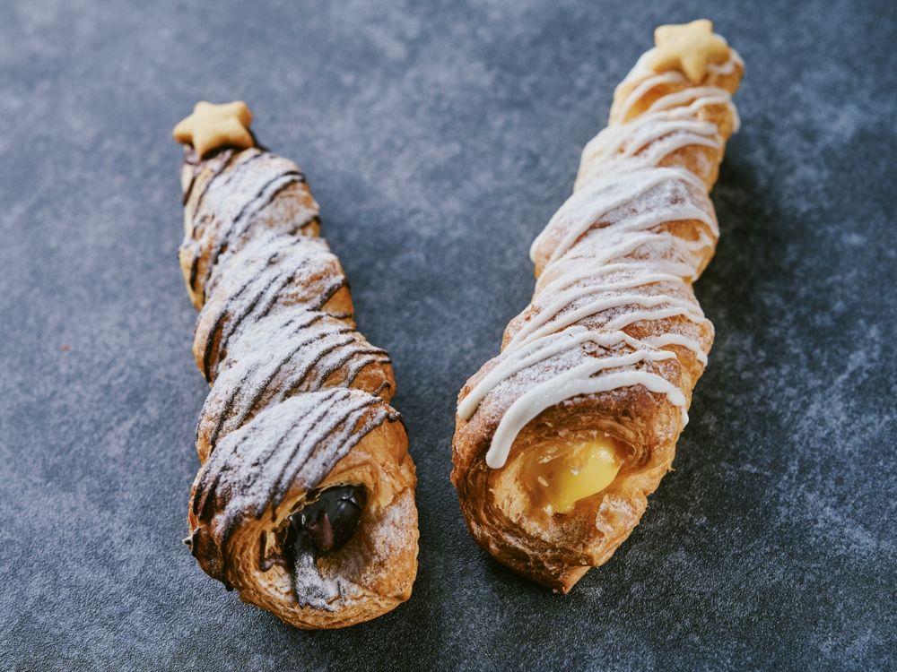 左から「チョココルネ～クリスマスver.～」、「カスタードコルネ～クリスマスver.～」各種・税込み390円