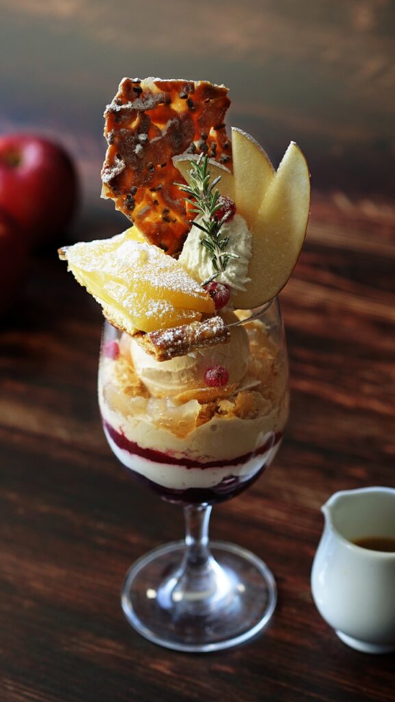 「青森産紅玉のアップルパイパフェ~あたたかいシナモンソースと共に~」イメージ