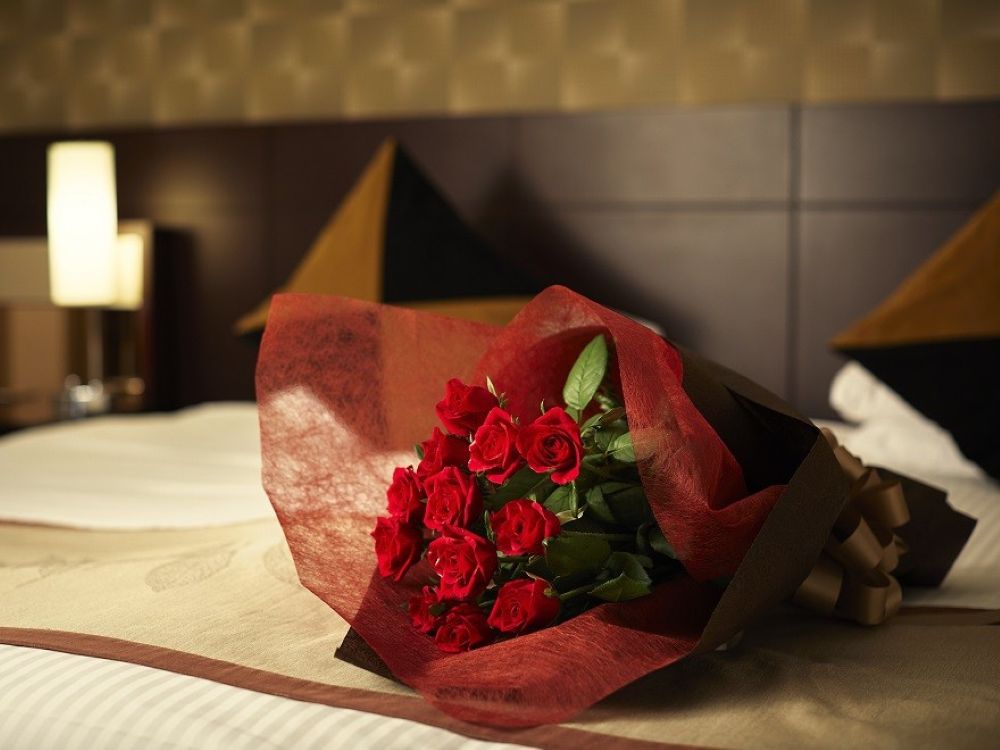 「鉄板焼きorルームサービスディナーとバラの花束でかなえるMerry Christmas！」税込み63m400円から（サービス料含む・別途東京都宿泊税）