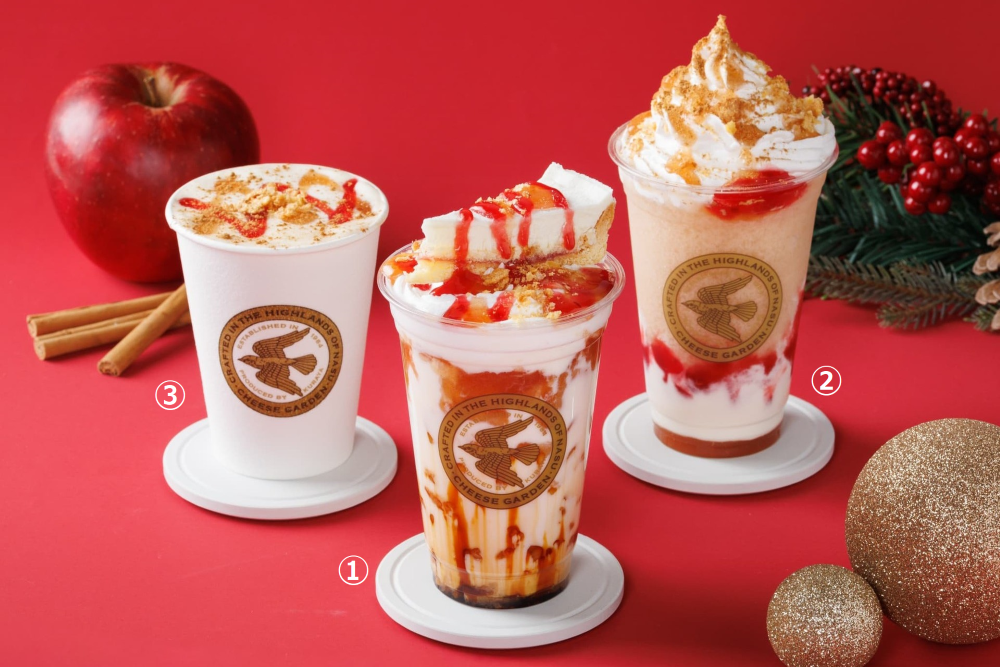 左から「アップルシナモンフロマージュミルクティー」税込み700円、「アップルシナモンレアチーズケーキドリンク」税込み900円、「アップルシナモンフローズンフロマージュ」税込み850円