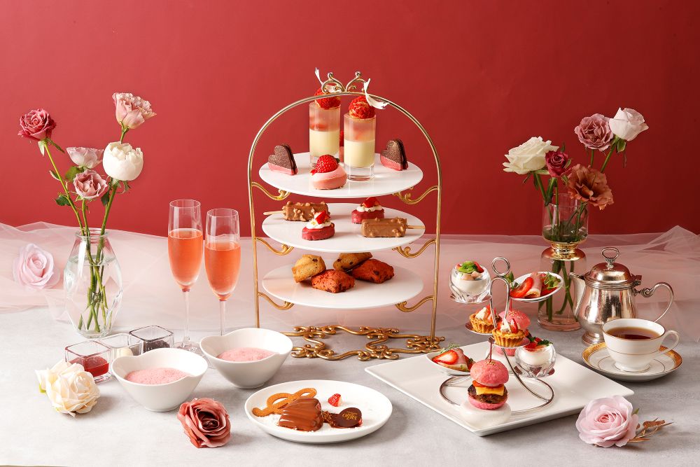 「マンハッタン」にて販売する「ストロベリー＆ショコラアフタヌーンティー」平日・税込み6,380円～、土日祝日・税込み7,480円～（いずれも別途サービス料）