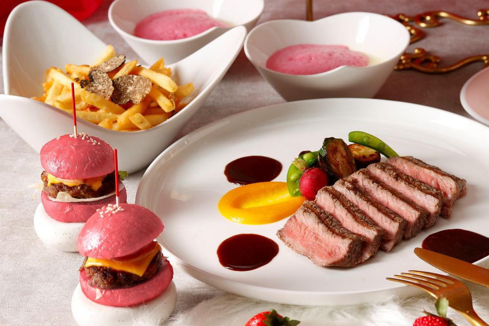 「マンハッタン」にて販売する「ストロベリー＆ショコラアフタヌーンティー」平日・税込み6,380円～、土日祝日・税込み7,480円～（いずれも別途サービス料）