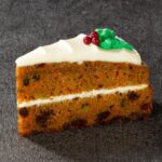 「フロッグカフェ」にて販売する「クリスマス・ウォールナットキャロットケーキ」税込み800円