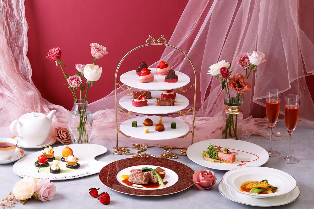 「ラ・プロヴァンス」にて販売する「ストロベリー＆ショコラアフタヌーンティー」ランチ・税込み6,380円～、ディナー・税込み8,690円～（いずれも別途サービス料）